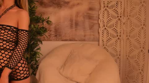 Snapshot of yourmidnightcoffee chatting on January 30, 8:31 pm Sarah online show from January 30, 8:31 pm