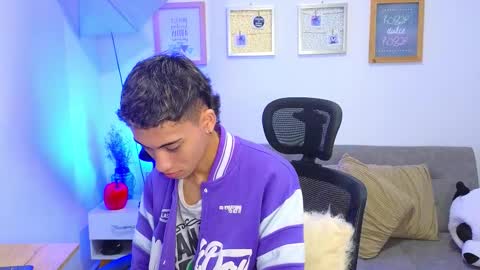 yulian_vasquez online show from November 17, 1:35 pm