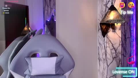   online show from March 25, 7:53 pm