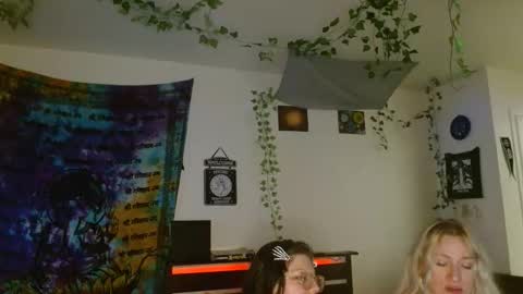 zawmbiemoonz online show from April 9, 6:19 am