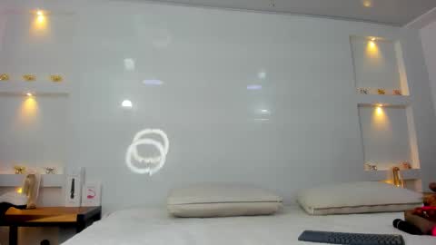 Zenda Evans online show from November 26, 3:59 am