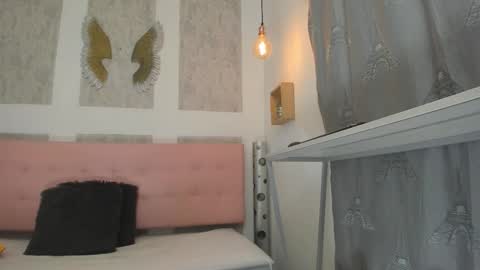 ZHAMIRA  ANDRES online show from March 15, 8:01 pm