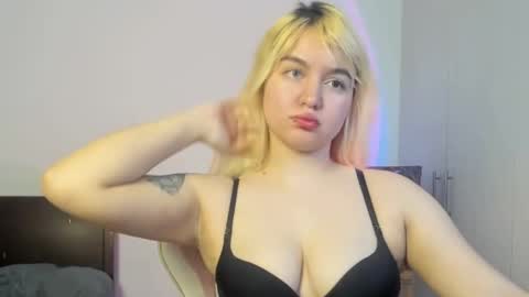 Snapshot of zoe_jhonson2 chatting on October 20, 8:25 pm zoe online show from October 20, 8:25 pm