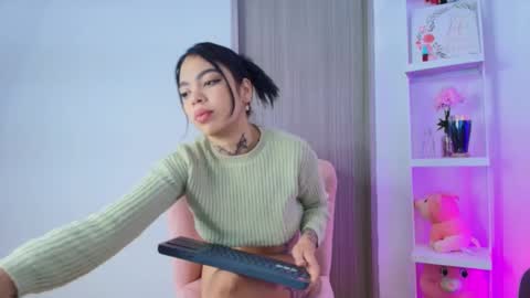 zoe_kravitx_ online show from February 25, 3:32 am