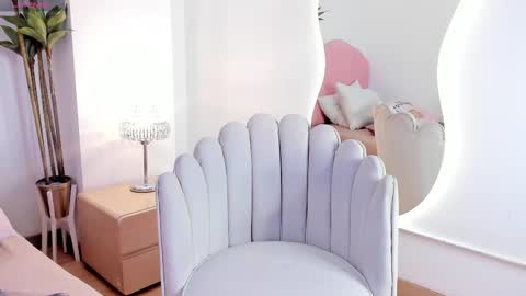 zoe lee    online show from September 19, 11:25 am