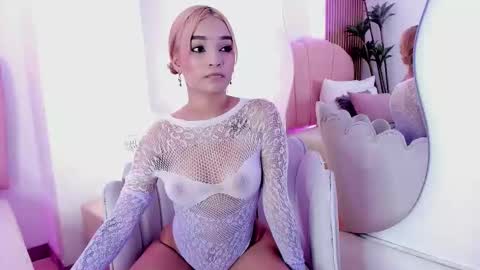 zoe lee    online show from October 2, 11:42 am