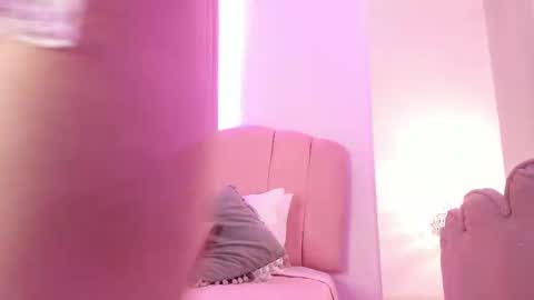 zoe lee    online show from October 10, 11:49 am