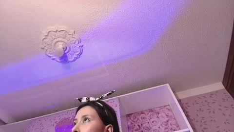 zoe_pettite_ online show from March 4, 7:01 pm
