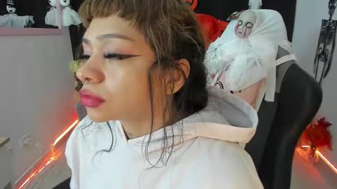 zoe_sullivan_ online show from October 10, 10:43 am