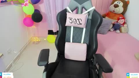 zoe_sullivan_ online show from November 16, 9:22 am