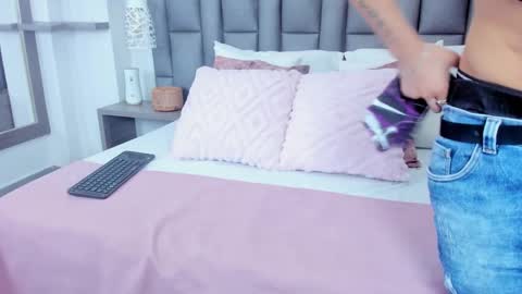 Zoe Krug online show from February 16, 12:25 pm