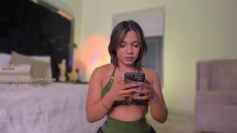 zoevidal_ online show from September 24, 12:01 pm