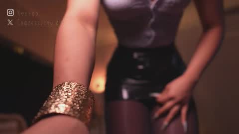 zoevidal_ online show from March 20, 12:32 pm